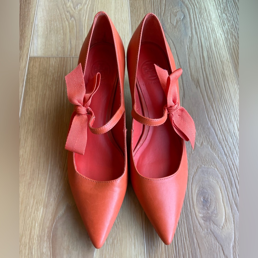 Tory Burch Beverly Orange Leather Strap Bow Heel Pumps Brazil  9.5 EUC